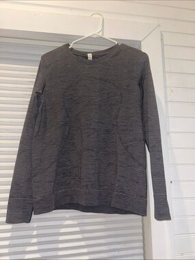 Lululemon Athletica | Swiftly Relaxed Long-Sleeve | Thin Navy and Gray Stripes